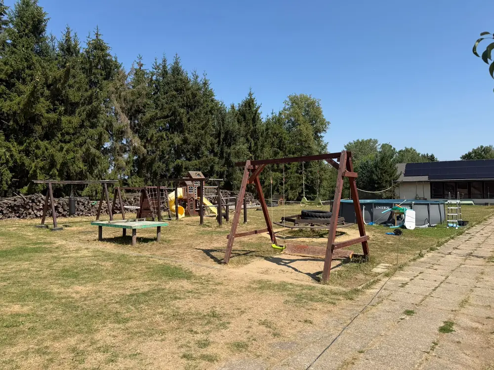 Dětské hřiště s houpačkami a prolézačkou